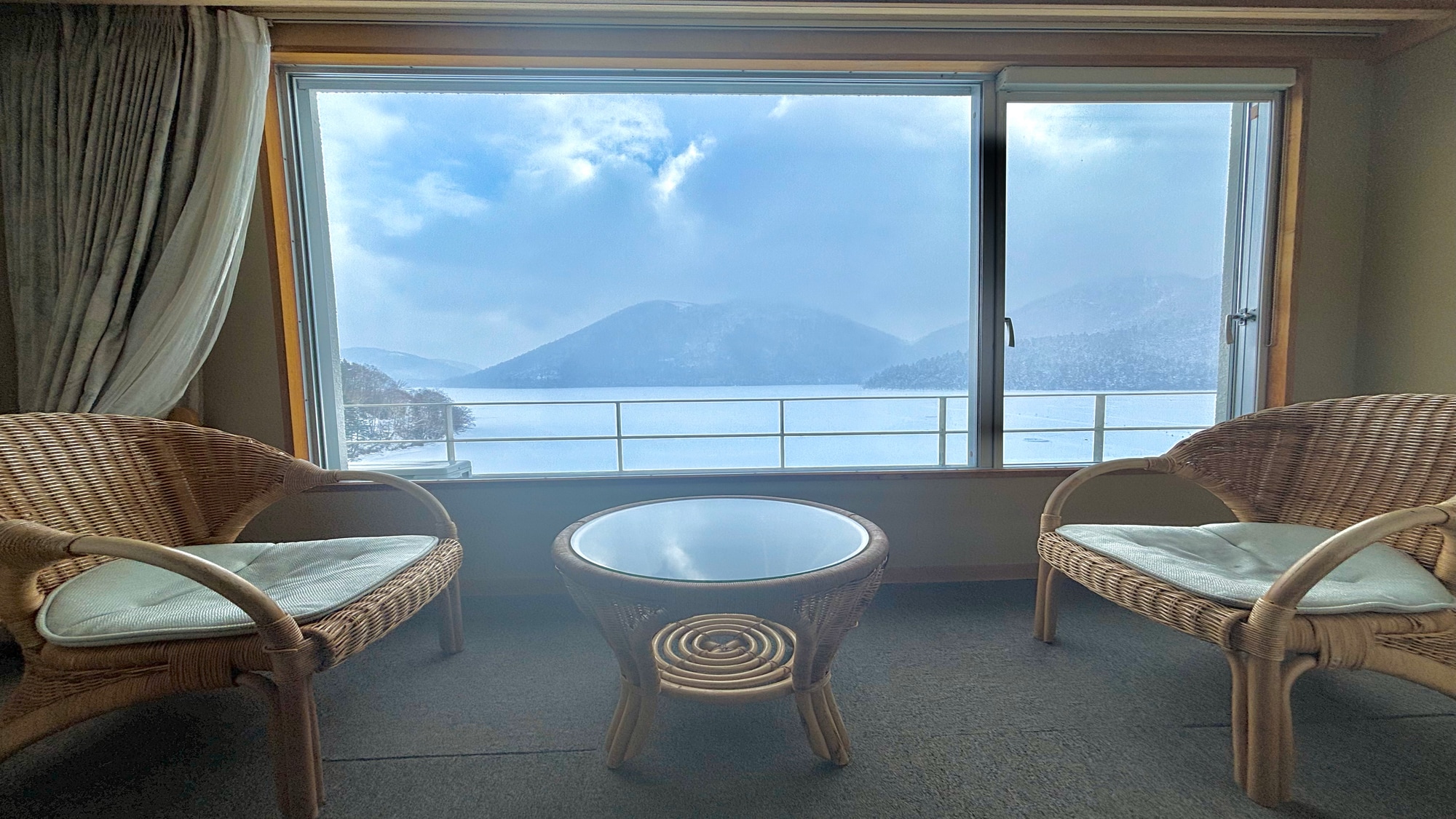 [Japanese-style room with 10 tatami mats] In winter, enjoy the view of Lake Shikaribetsu, covered in snow and ice. (Example of a guest room)