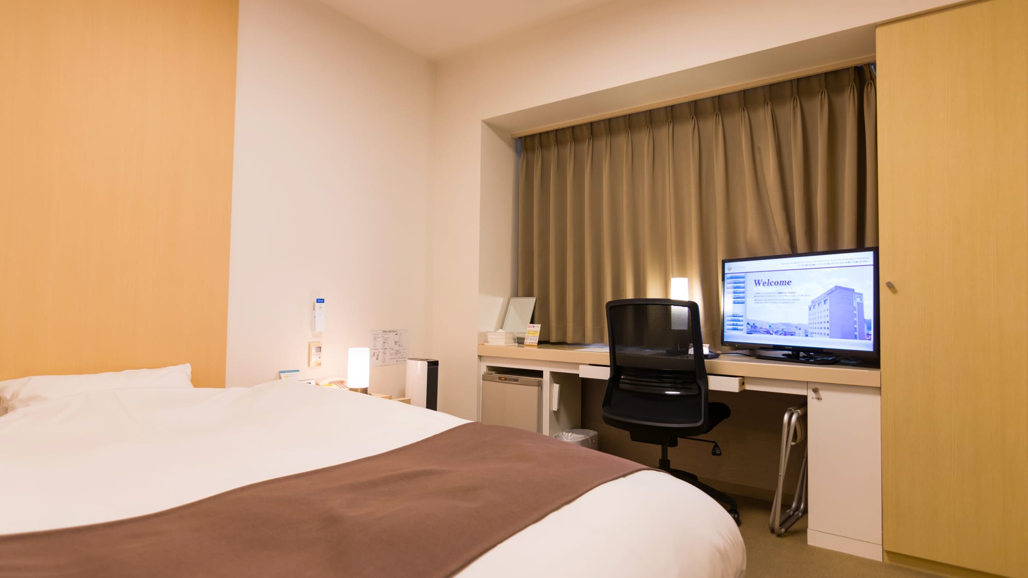 Single room with 140 cm bed and spacious desk. The necessary functions are summarized in a simple and compact manner.