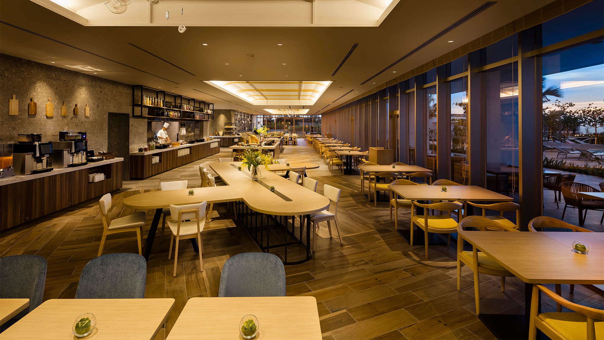 [All Day Dining Amahaj] Enjoy local cuisine and world cuisine while gazing at the beautiful garden view.