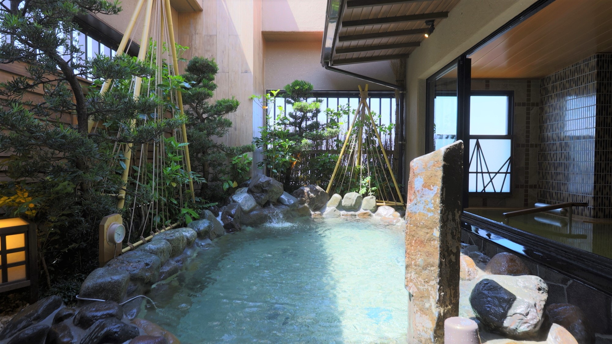 [Natural hot spring large communal bath / girl] Open-air bath (hot water temperature: approx. 42 ° C-43 ° C)