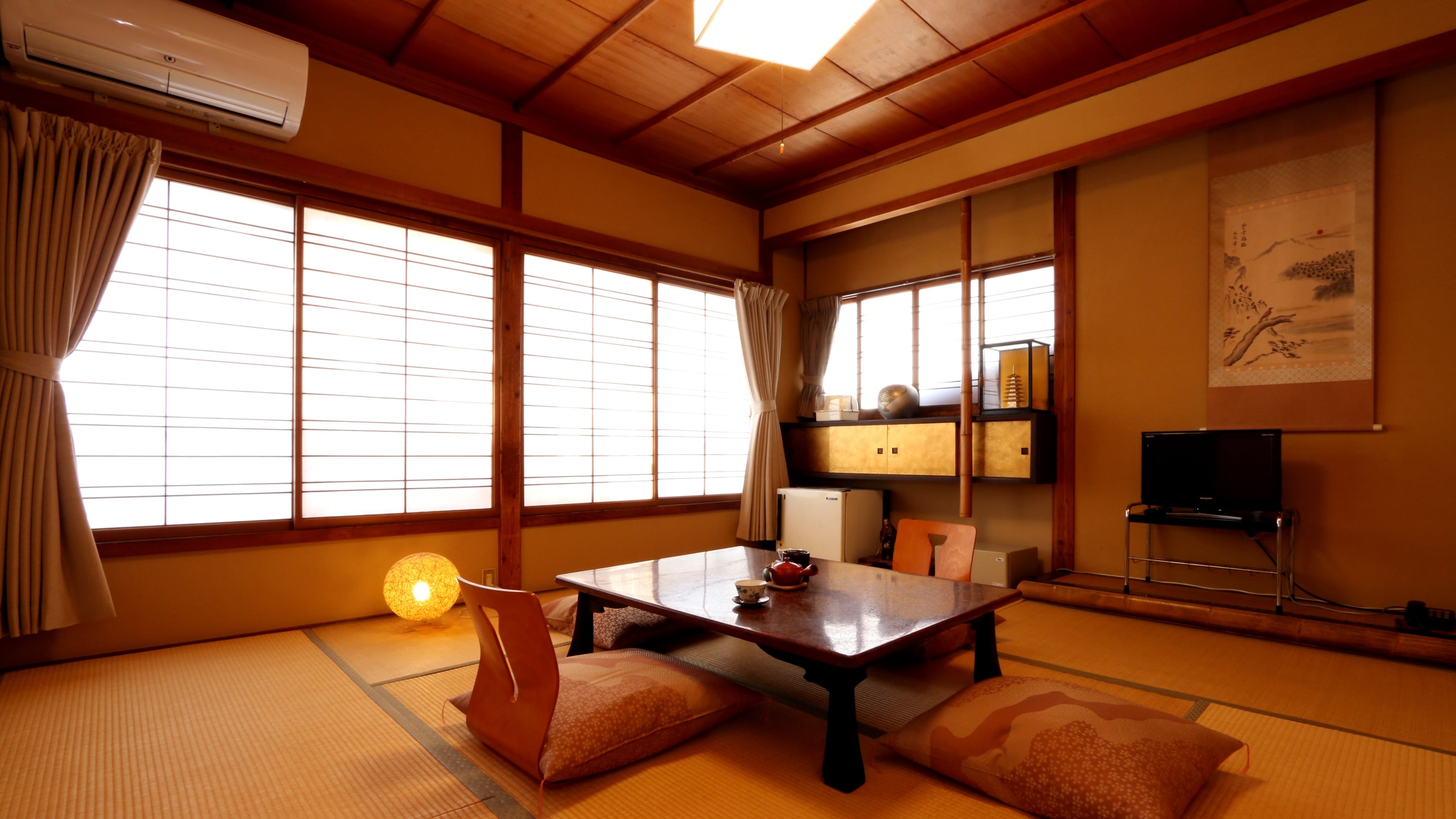 6-10 tatami mats - A Japanese-style room with a calm atmosphere