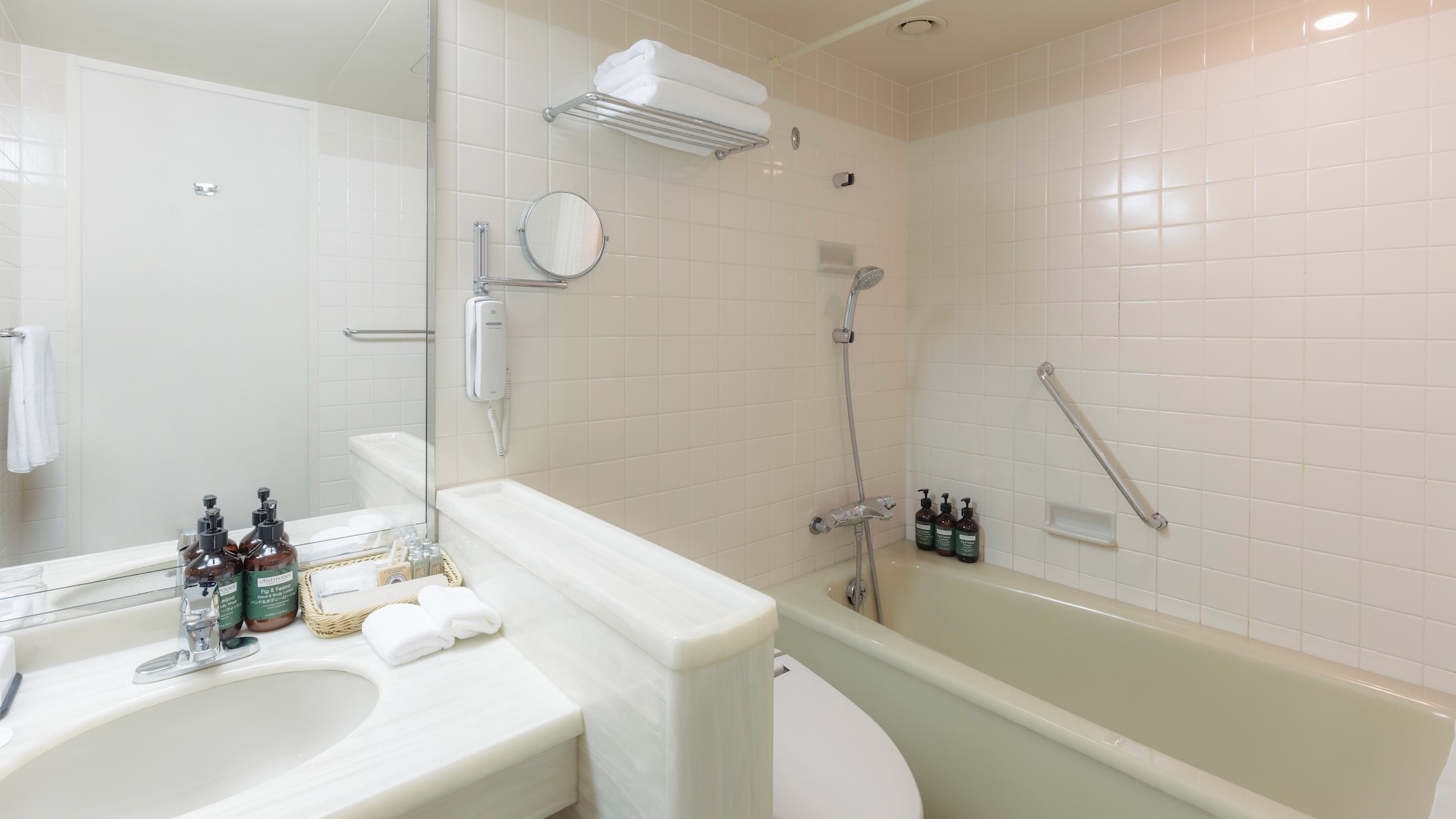 Deluxe corner twin bathroom
