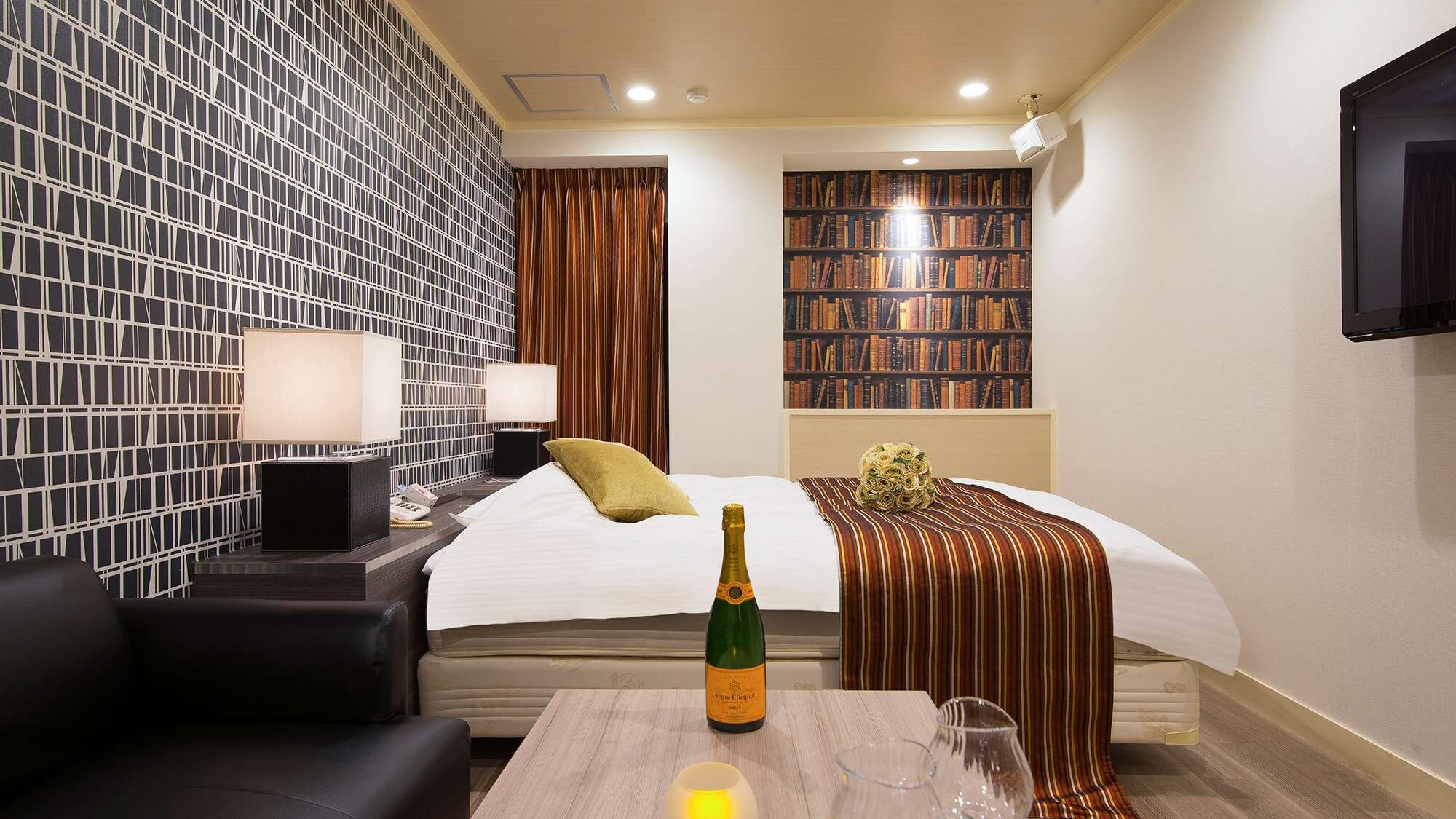 ・[Standard Room (non-smoking)] Equipped with one king-size bed