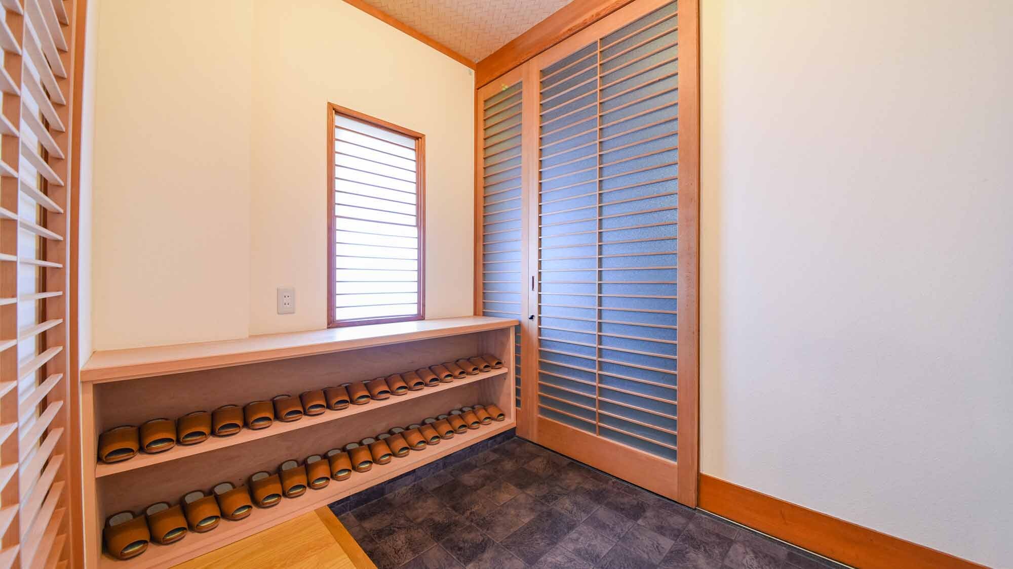* [Guest room / Japanese-style room 13 tatami mats + 8 tatami mats (Room 101)] Accommodates up to 10 people. As it is a first floor guest room, it is convenient to move from the entrance.