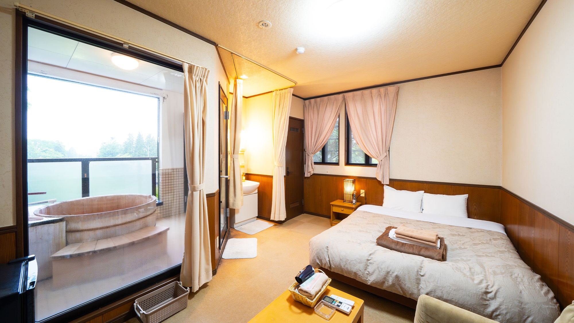 [Gedung utama lantai 2 / Kamar dengan kamar mandi terbuka di teras] Kamar ganda dengan kamar mandi kayu di teras.