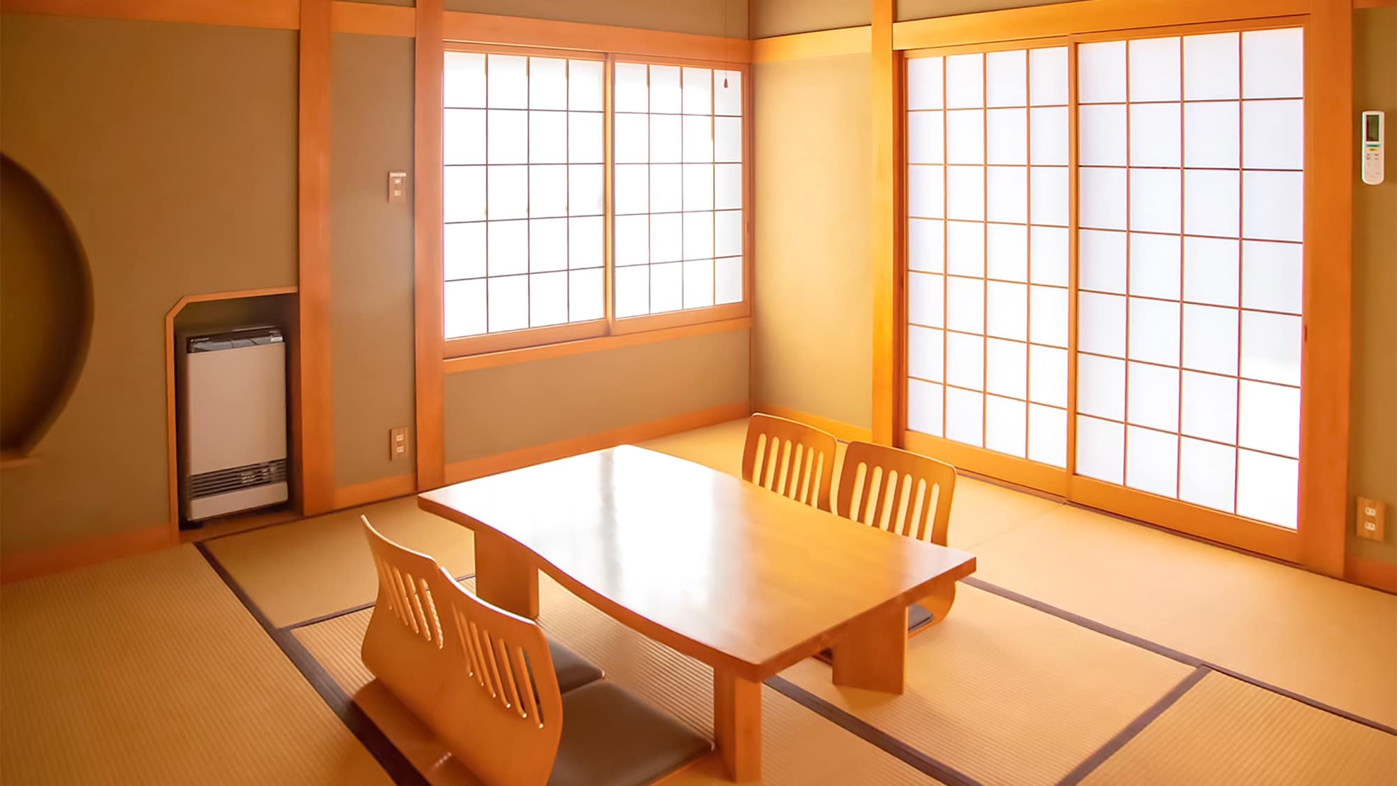 ・Japanese-style room on the first floor. You can relax here.