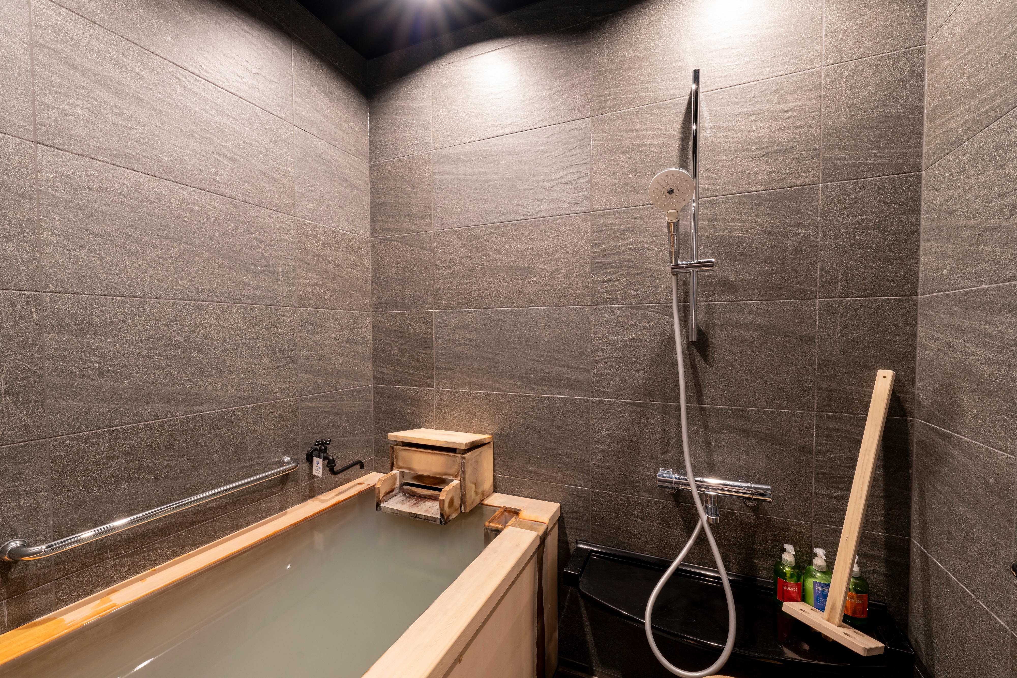 【信濃亭湯之岡】世界聞名的溫泉「真湯」的西式雙床房，附設浴缸