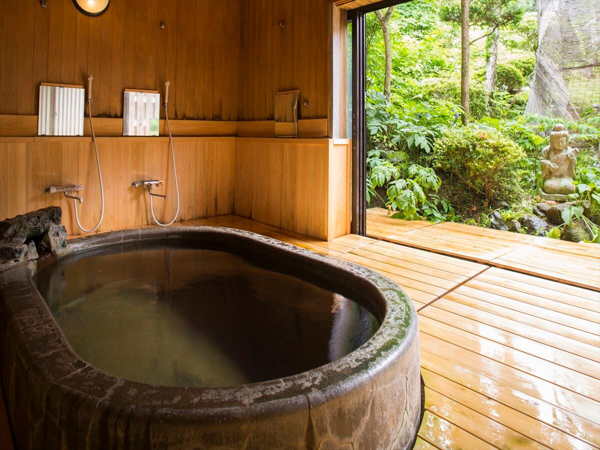 Enjoy a bath while watching the ever-changing scenery