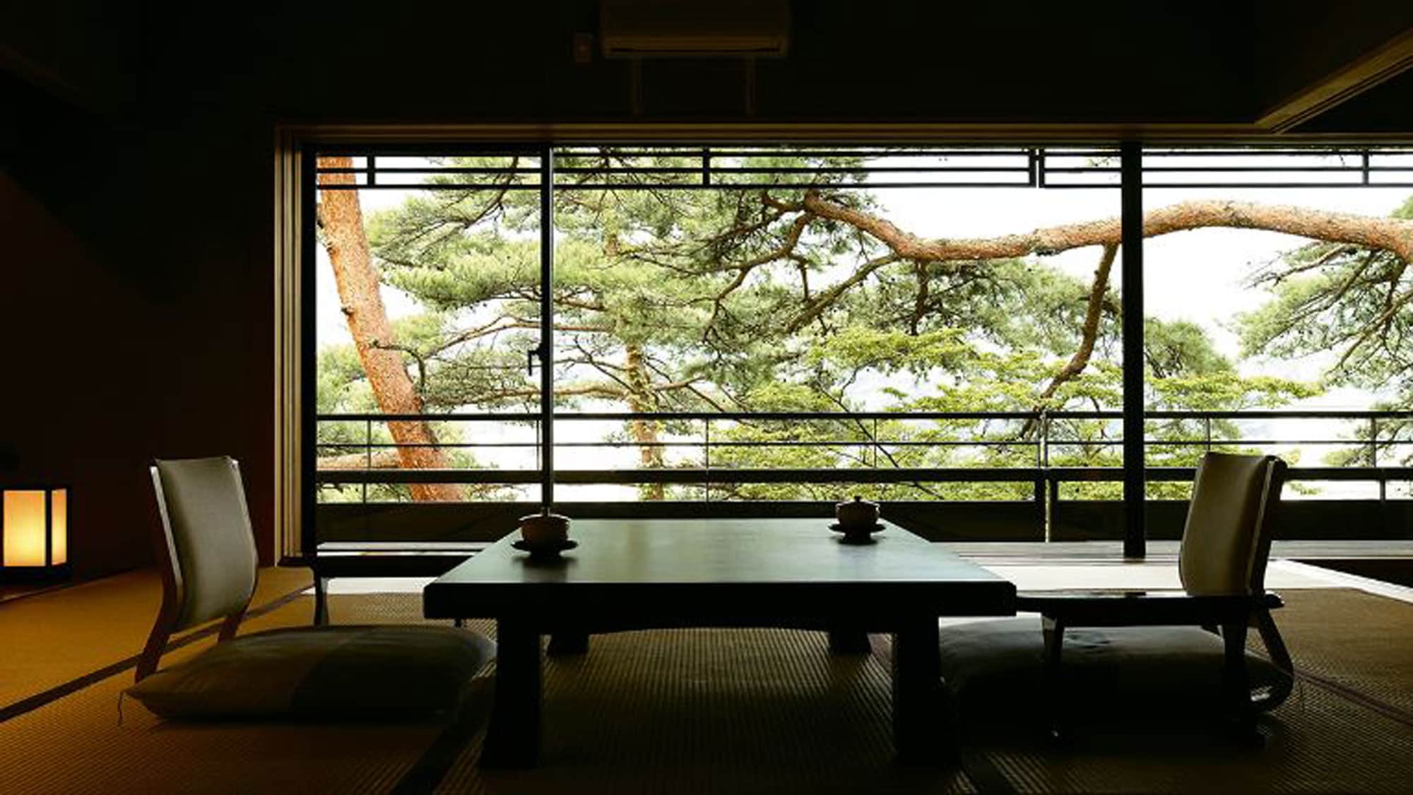 [Kashotei Five Star, Top Floor Special Japanese-Western Room Overlooking Old Pine] The magnificent branches of the old pine tree seem to welcome the guests.