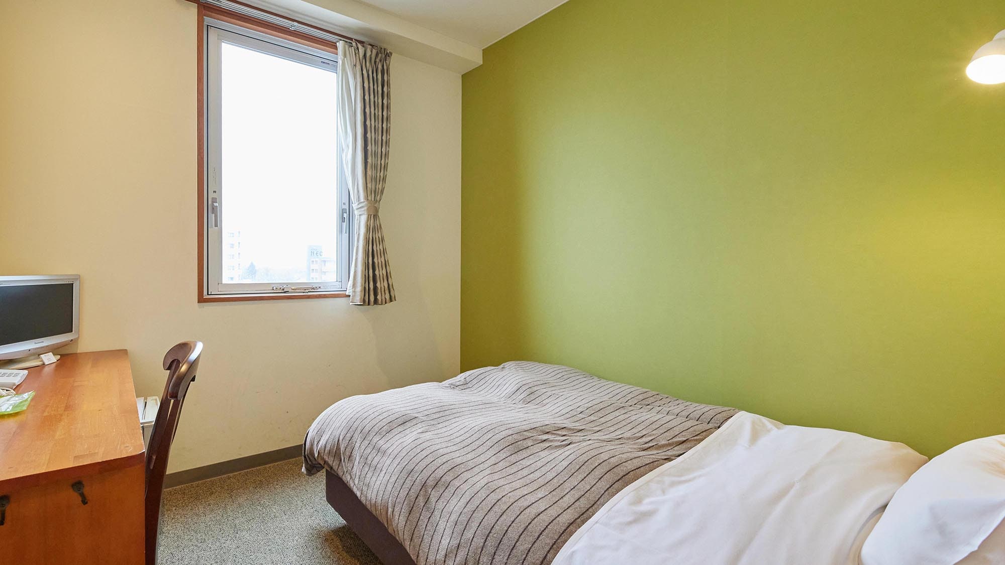 ・【713】Great comfort in a small space. Relax in a smoking semi-double room.