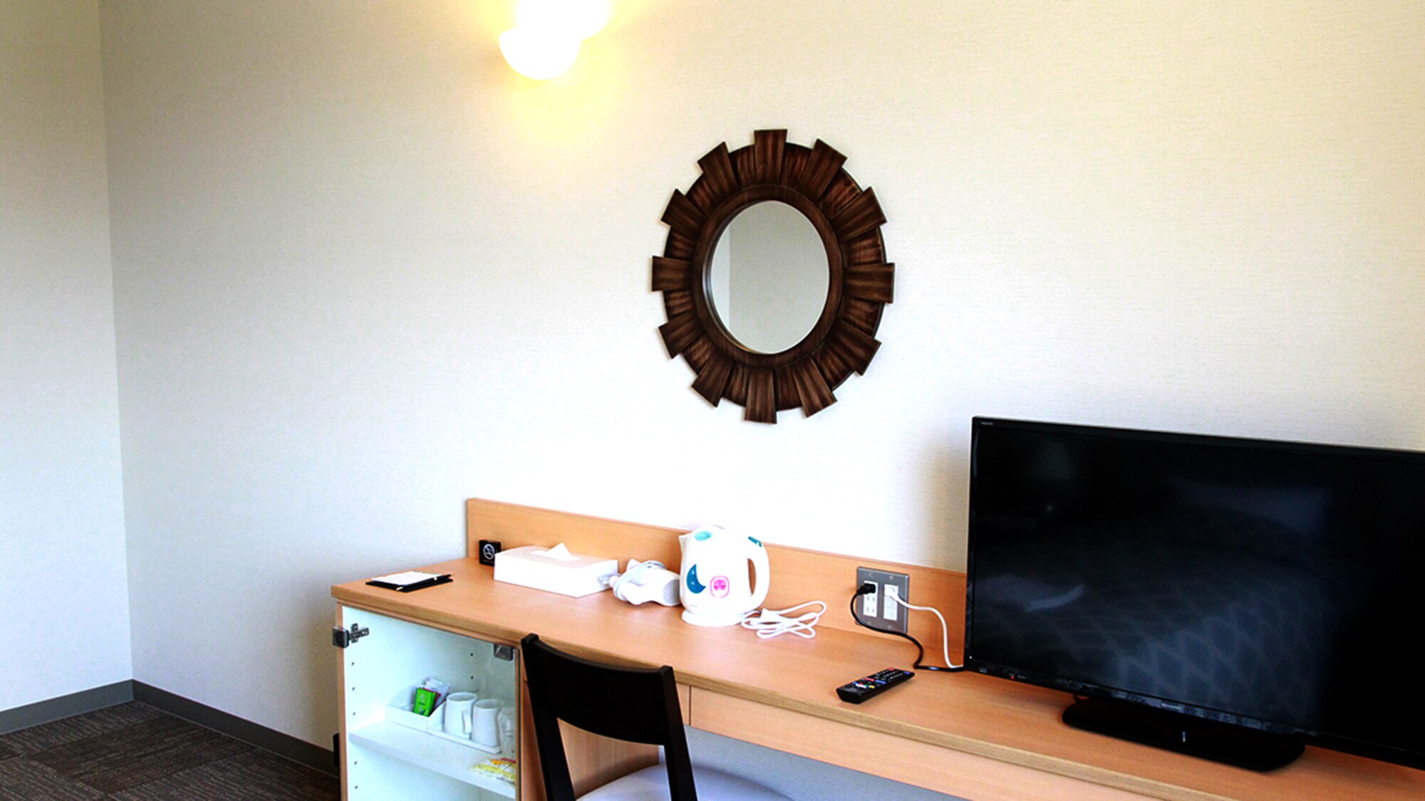 [Contoh kamar tamu] Semua kamar dilengkapi dengan TV layar datar dan meja