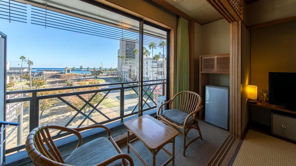 [Japanese-style room with sea view (10 tatami mats)] Sit on the chair and enjoy the relaxing time
