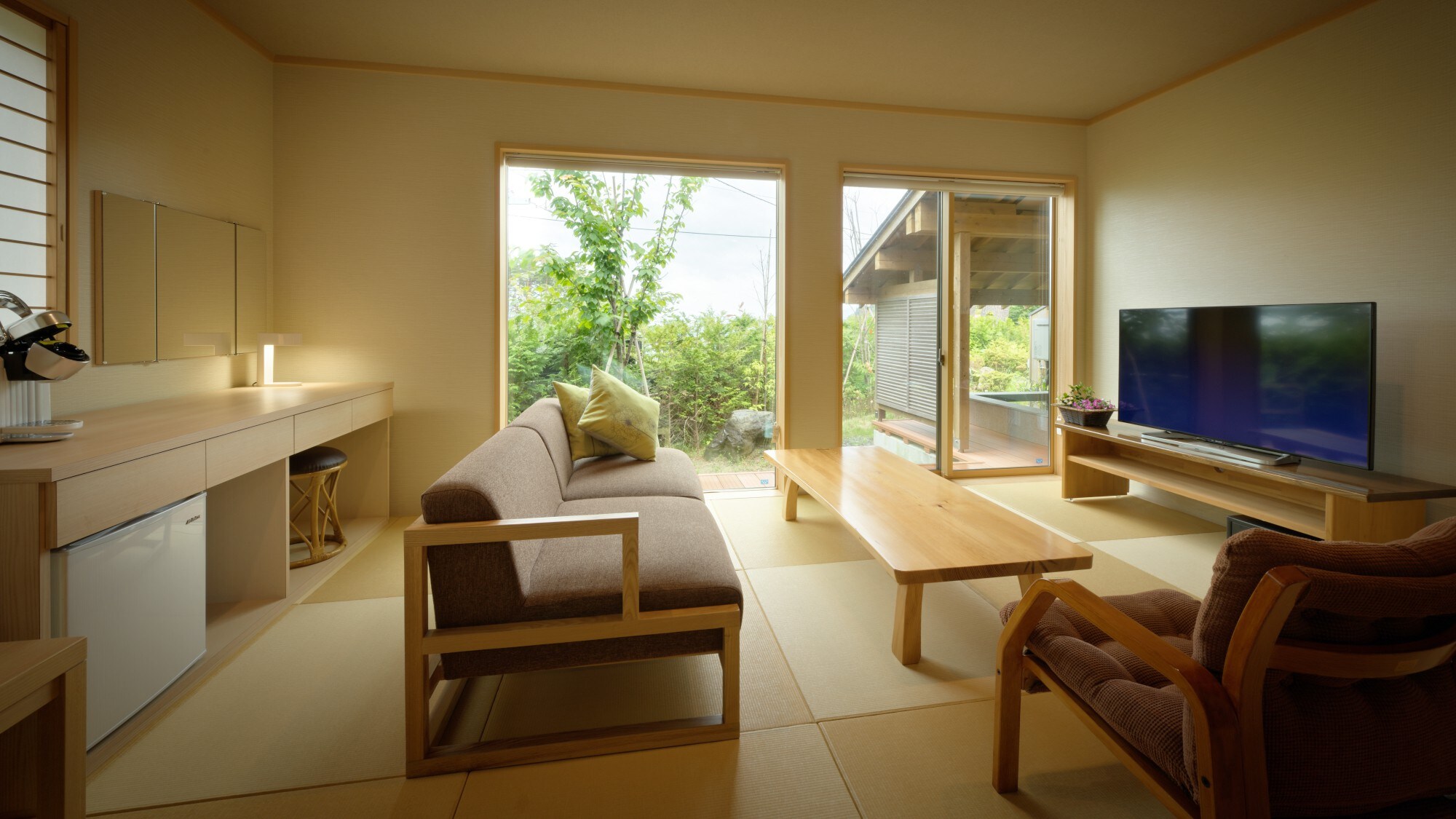 [Away, Saburo's hermitage] 16 tatami mats, a modern Japanese-Western style room with an open-air bath ◆ Please relax slowly
