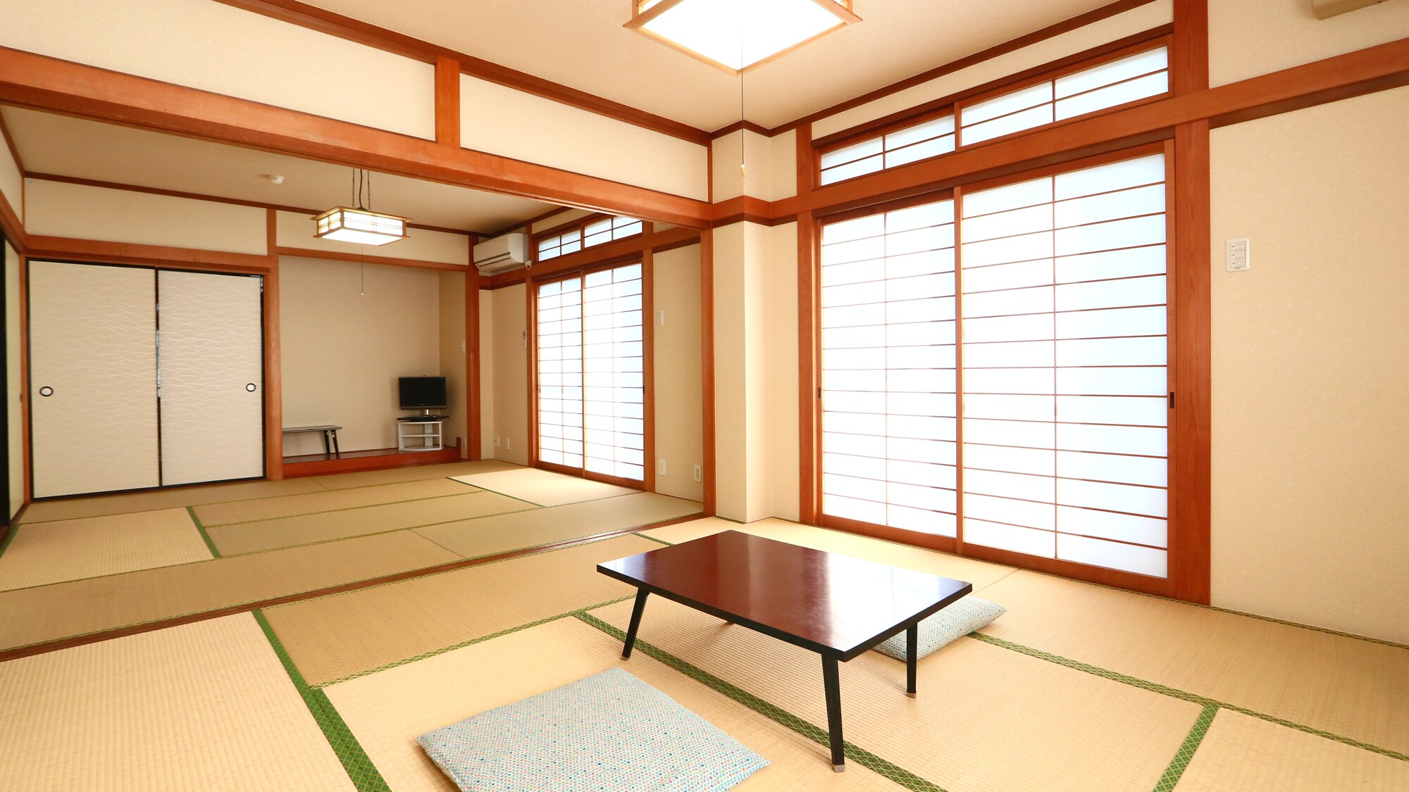 16 tatami Japanese-style room - Popular for groups and training camps.