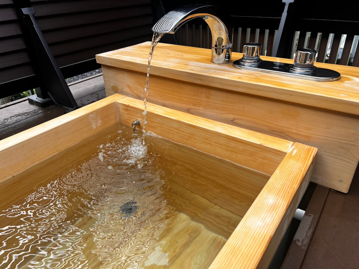 [Villa annex] Open-air cypress bath with free-flowing hot spring water