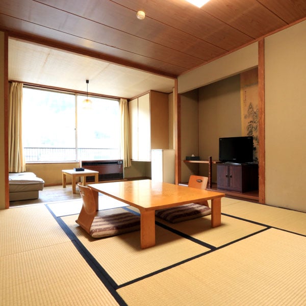 Japanese-style room (6 tatami mats)