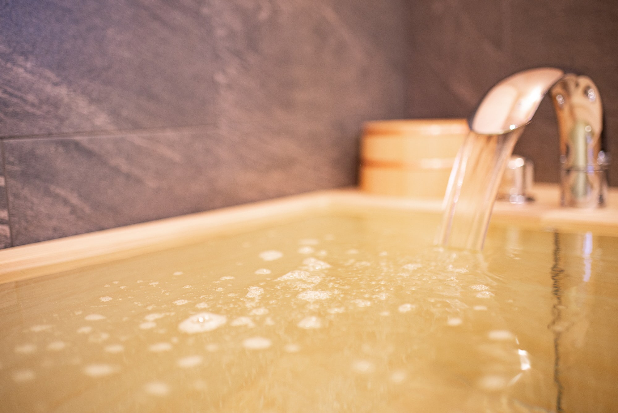 Please enjoy the unique bath time in a cypress bath surrounded by the gentle scent of wood.