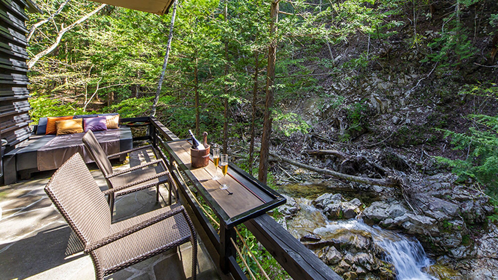 ・Falling Water House - Have a toast while watching the serene waterfall that gave the house its name