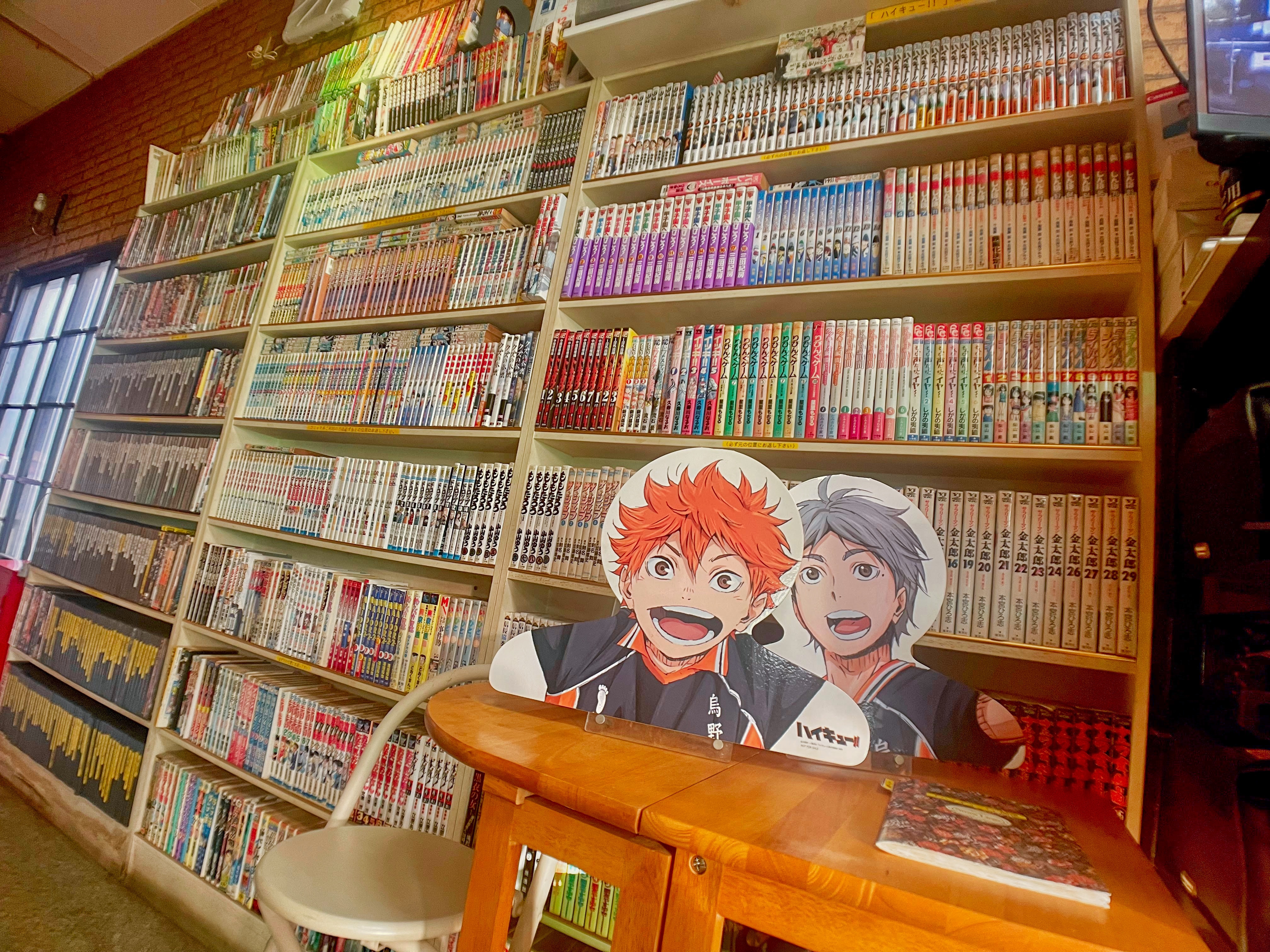 There are many manga available in the cafeteria.