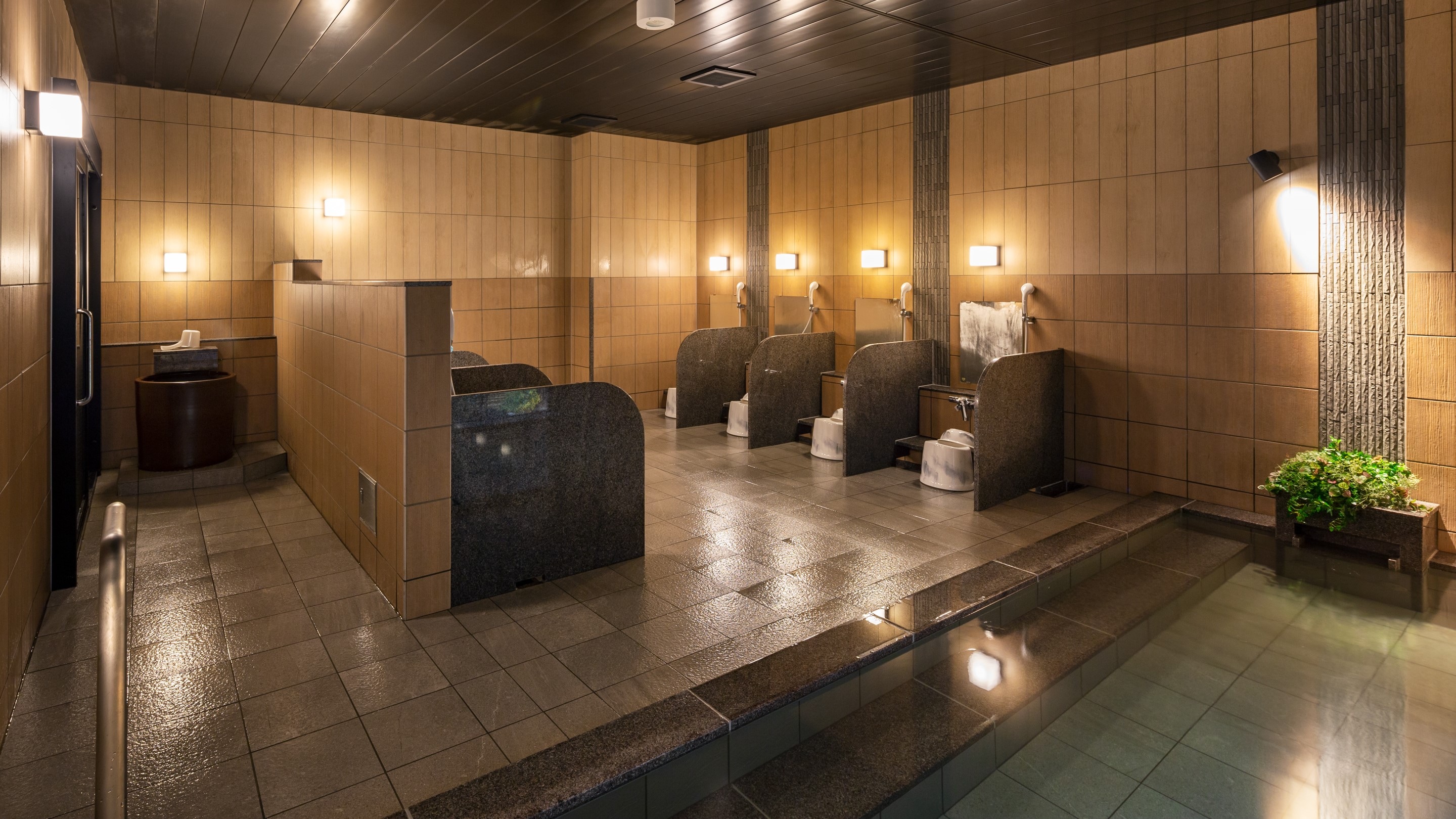 女性公共浴池（15：00-2：00、5：00-10：00）