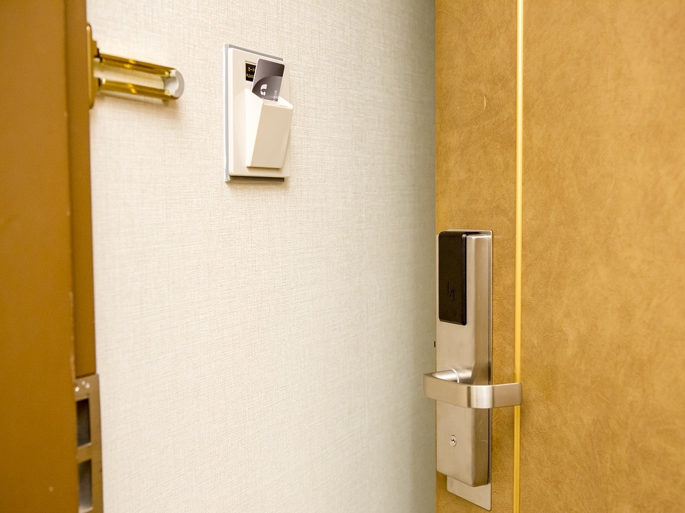 Kamar tamu menggunakan kunci kartu.