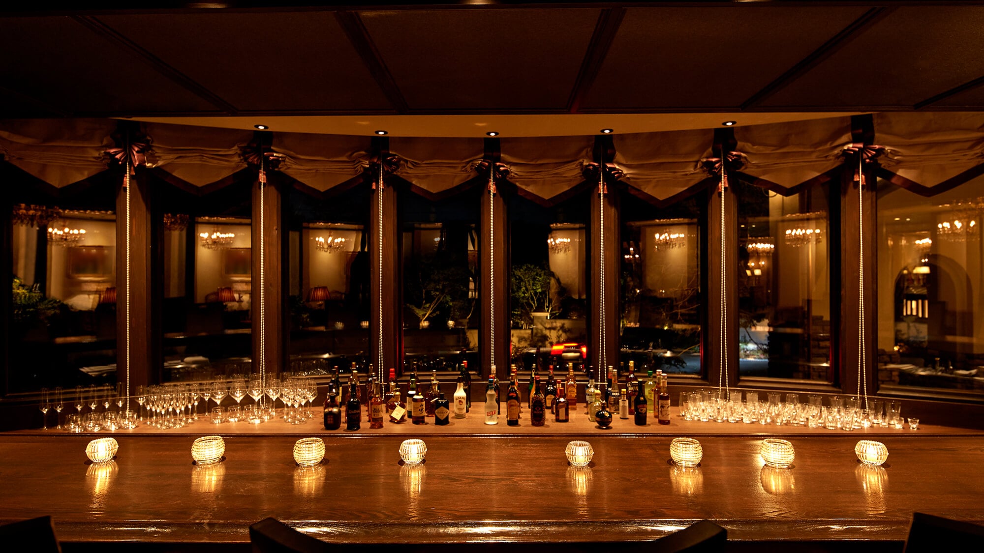 BAR/Rouge/Enjoy a relaxed conversation with a wide selection of alcoholic beverages