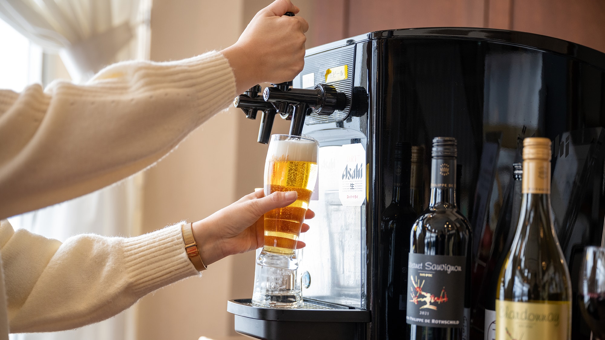Relax with your favorite drink in the lounge overlooking the Sea of Japan.