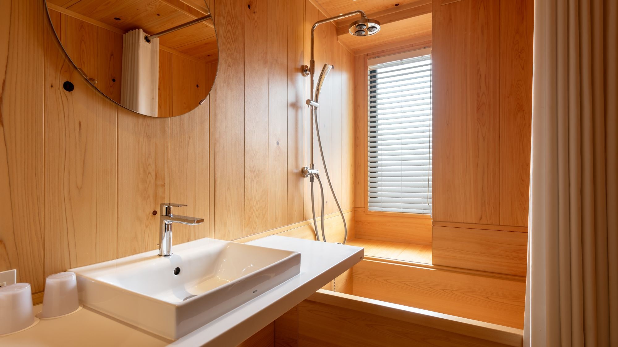 Hinoki bath (all rooms)