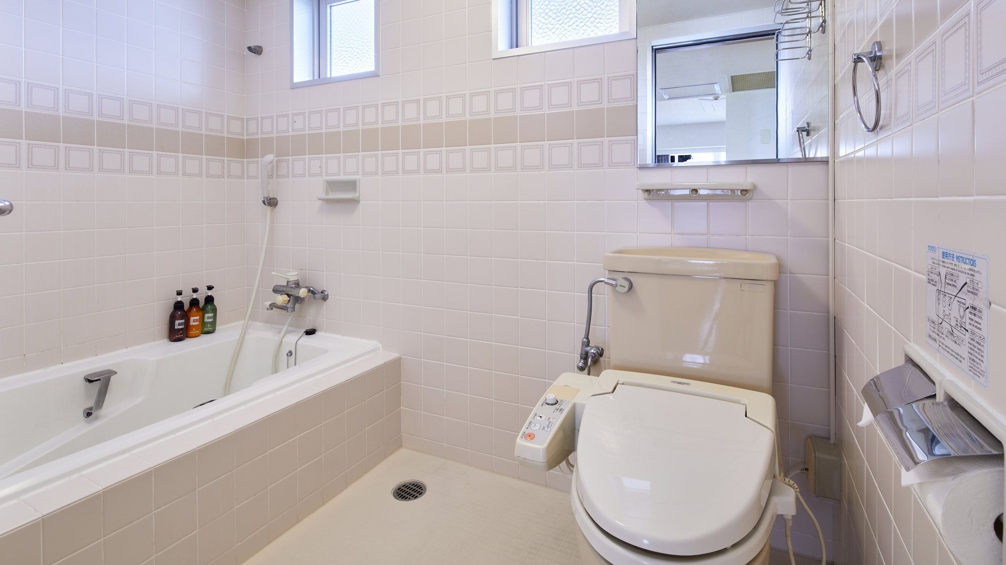 [Standard Twin Room / Western Style] A spotlessly clean bathroom. Relax and unwind in the spacious bathtub after a day of leisure activities.