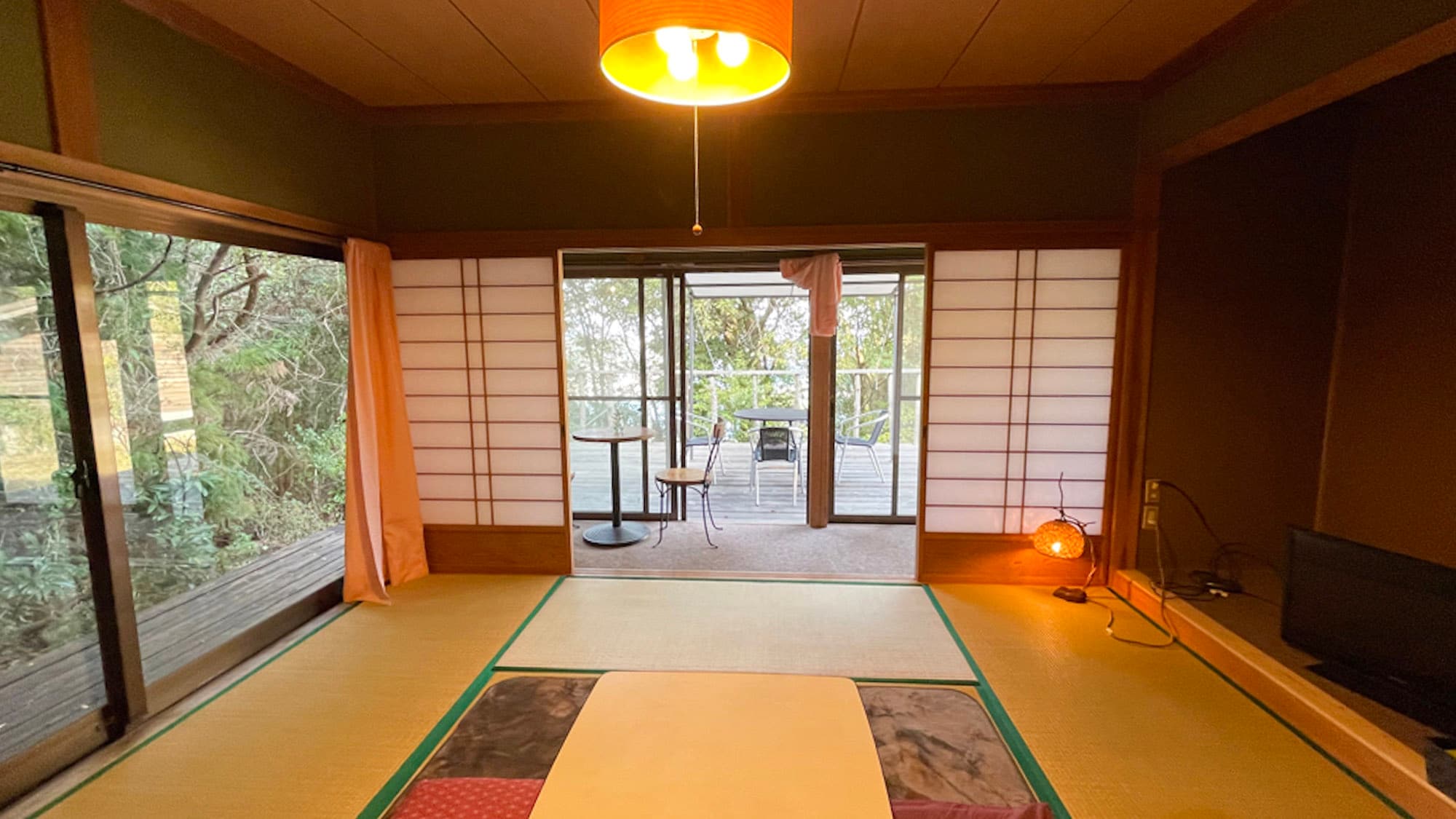 ・[Building 4/Japanese-style room] A Japanese-style room where the whole family can stretch out and relax. It's tatami so it's safe for small children.