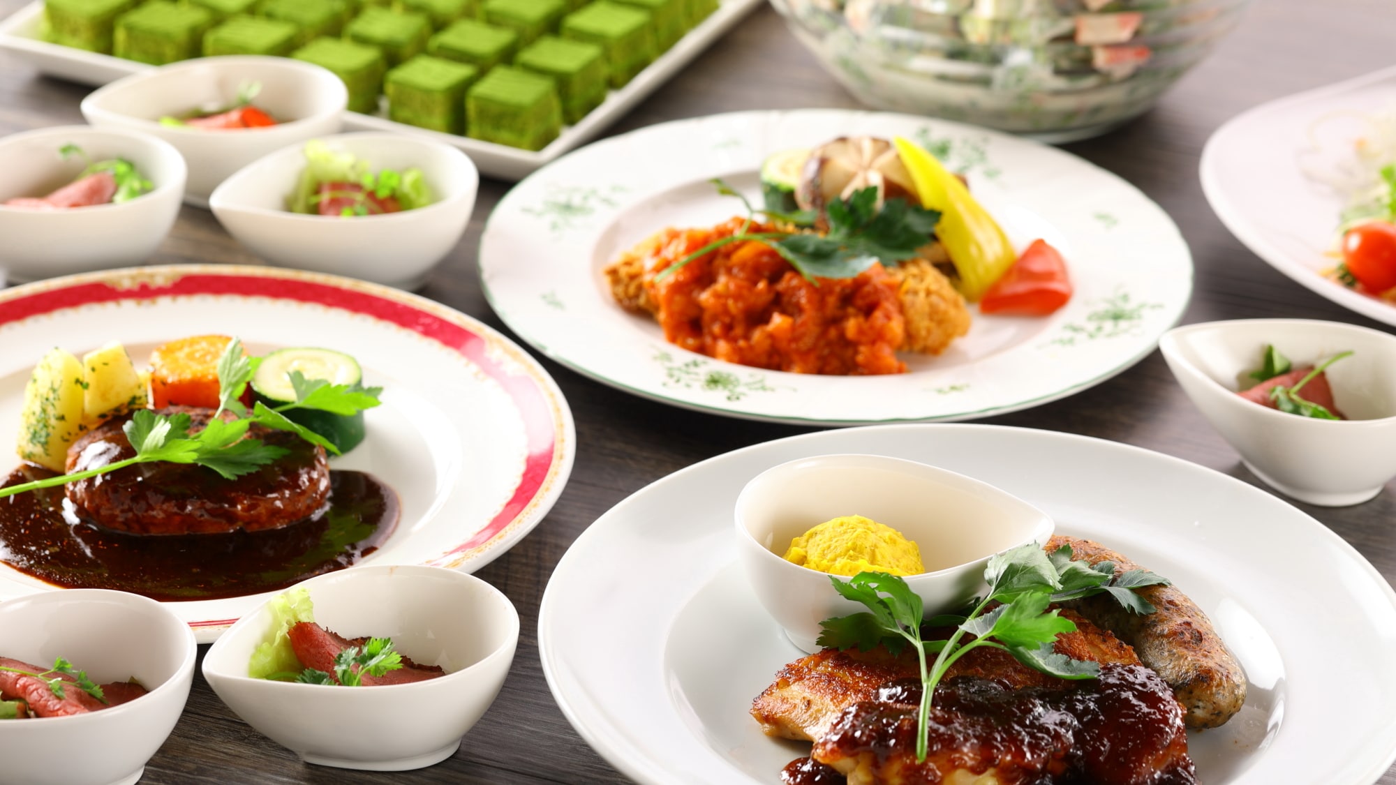 【晚餐】主菜單和半自助餐。主選單會根據日期而有所不同。