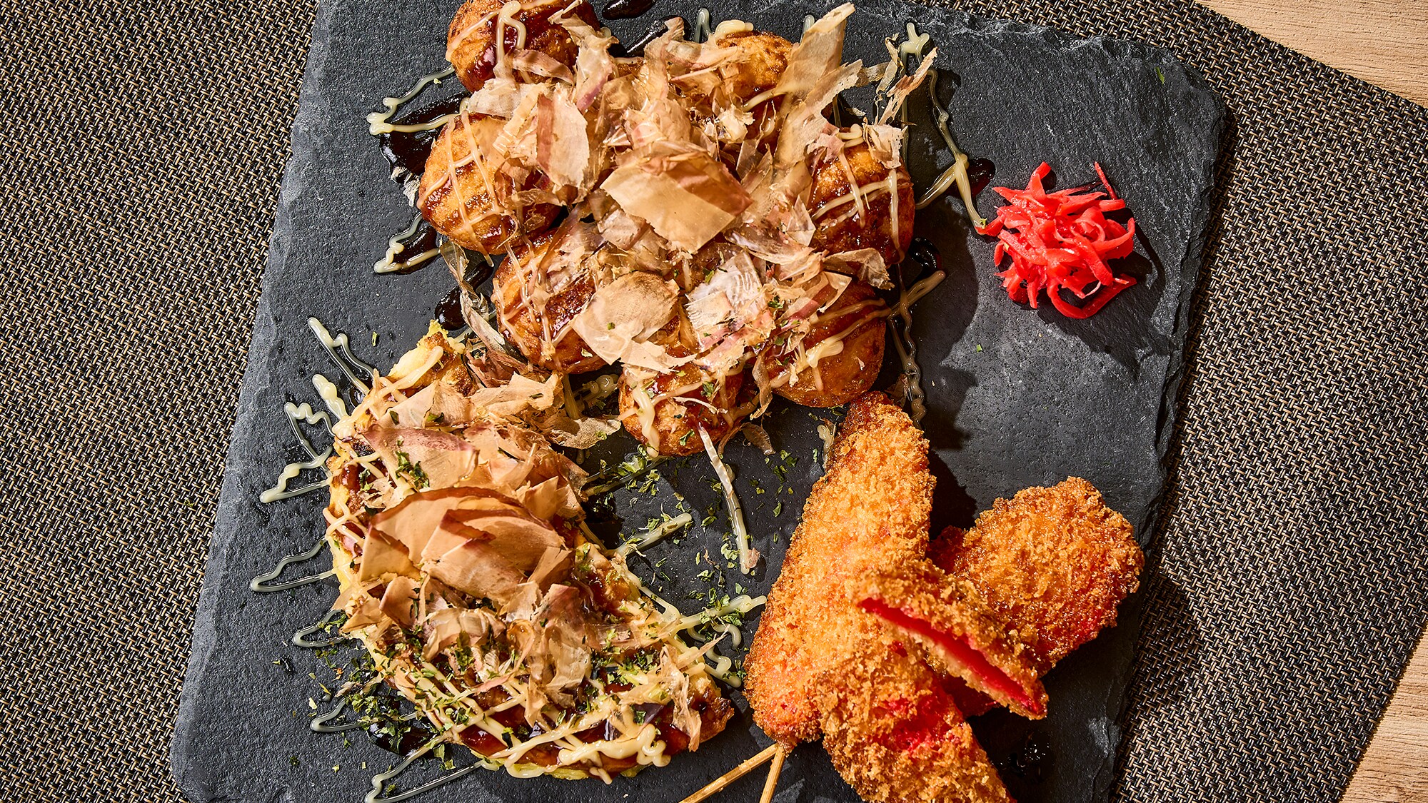 [บุฟเฟ่ต์อาหารเช้า] นอกจากนี้เรายังแนะนำ ``Osaka Meshi'' เช่น ทาโกะยากิ และโอโคโนมิยากิอีกด้วย