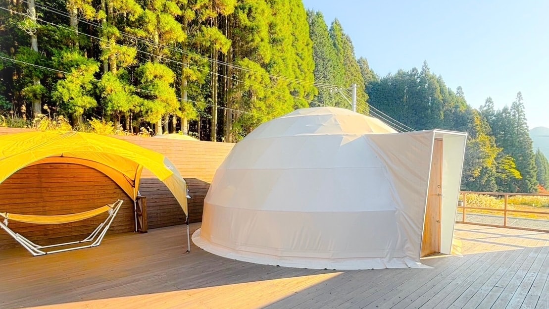 ⑥เต็นท์โดมพร้อมห้องแช่น้ำพุร้อนส่วนตัว เตียงคู่ 2 เตียง เตียงเดี่ยว 2 เตียง