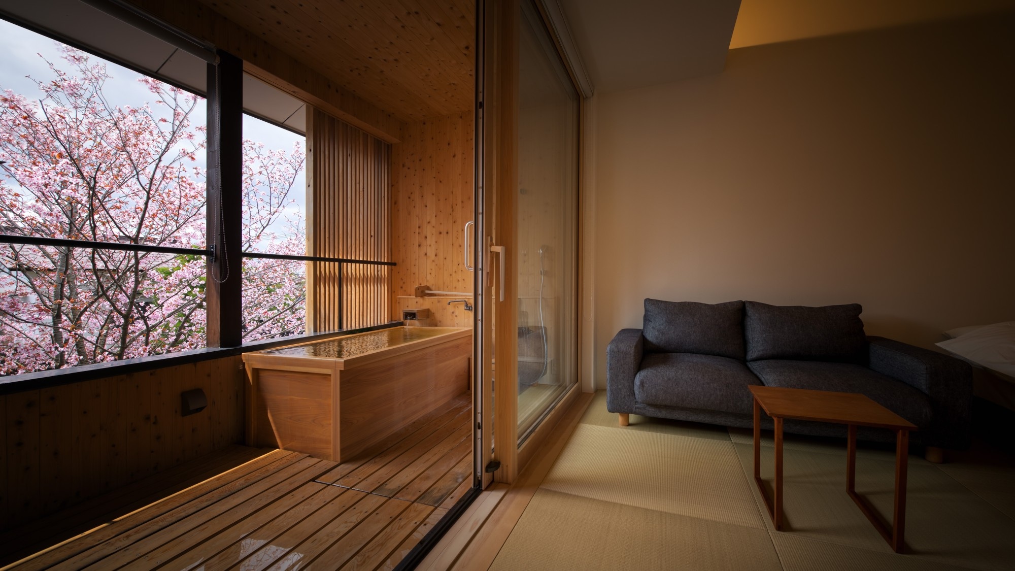[SAKURA 06] The most scenic guest room in "SAKURA" overlooking the Japanese garden where cherry blossoms are planted