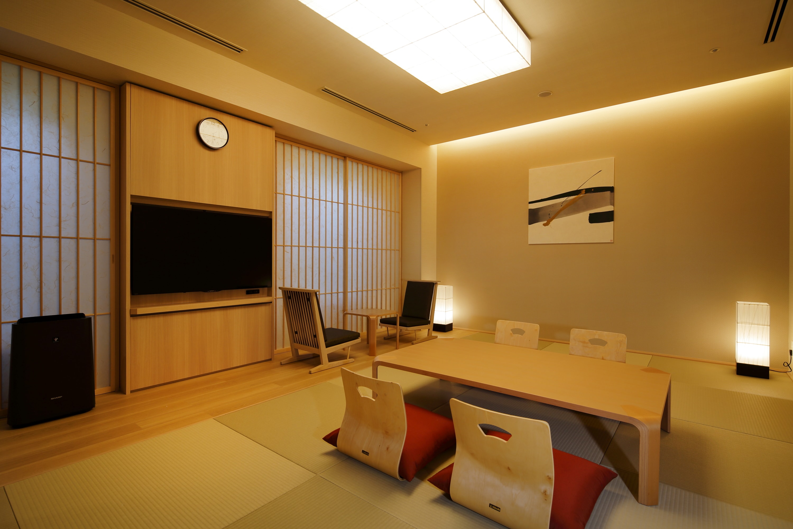 The hotel also has a Japanese-style room. You can relax with a futon.