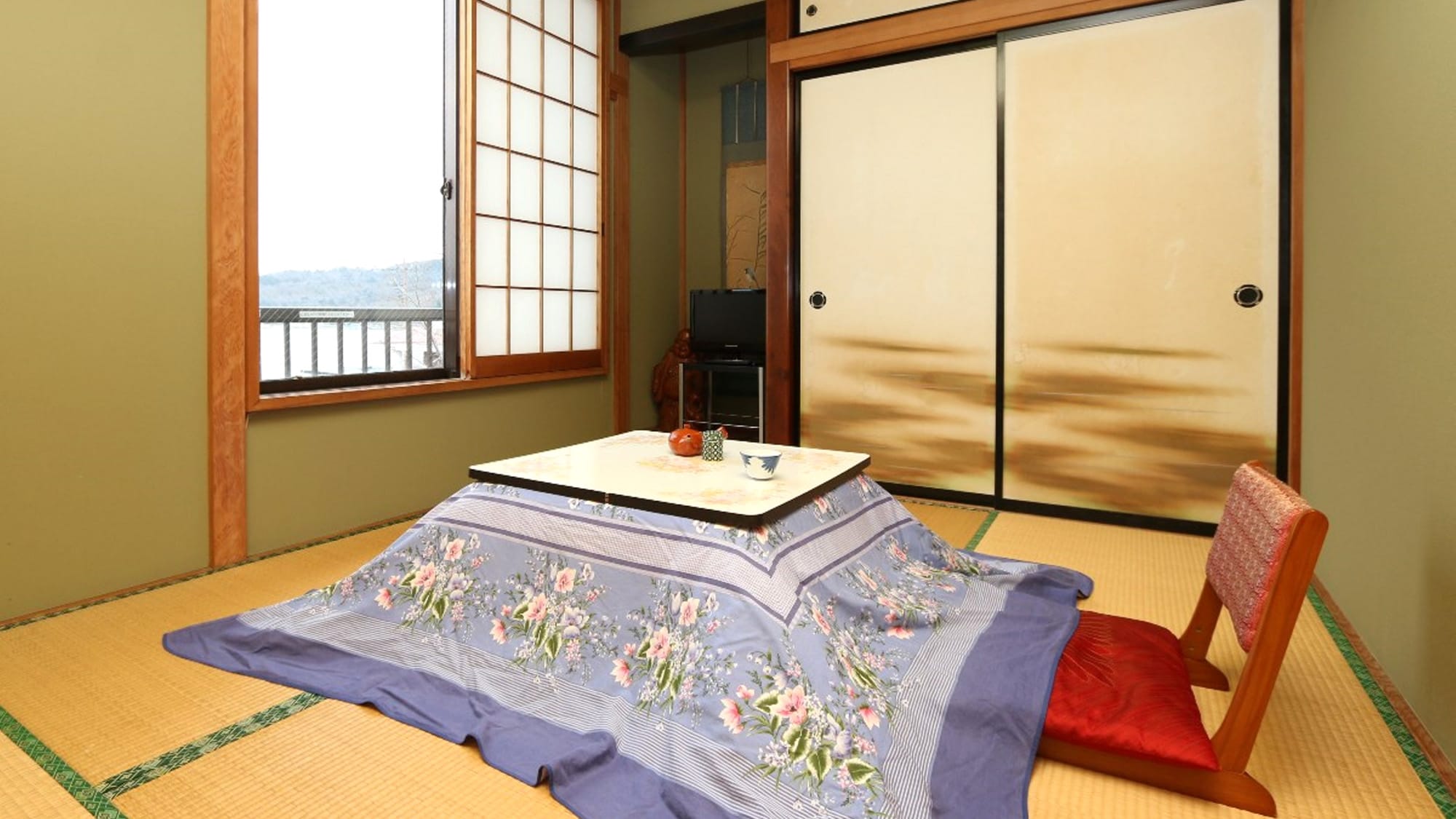 6 tatami Japanese-style room: Relax and soothe the fatigue of your travels.