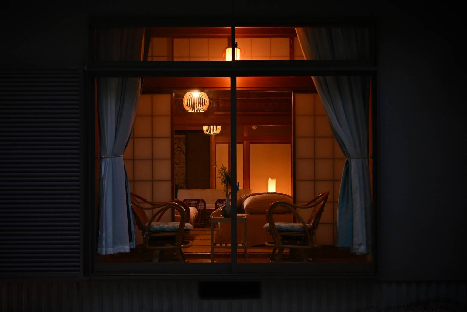 The warmth of bamboo and the gentle glow of washi paper create a calming and soothing atmosphere on the veranda of this Japanese-style room.