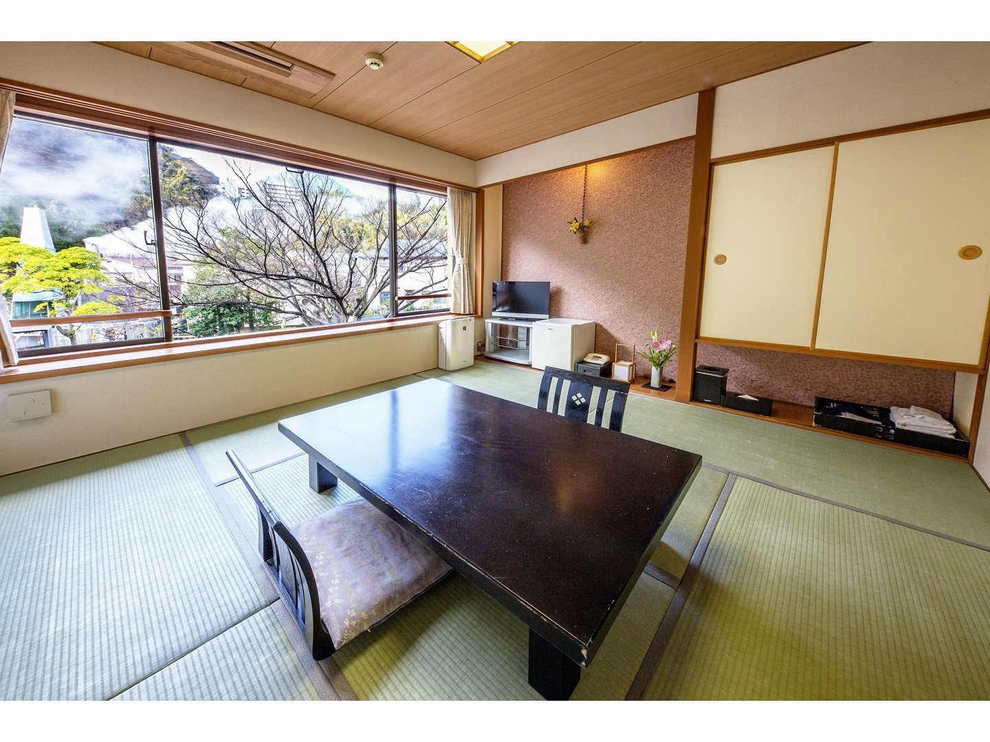 Guest room-Japanese-style room on the 2nd floor on the mountain side 8 tatami mats-