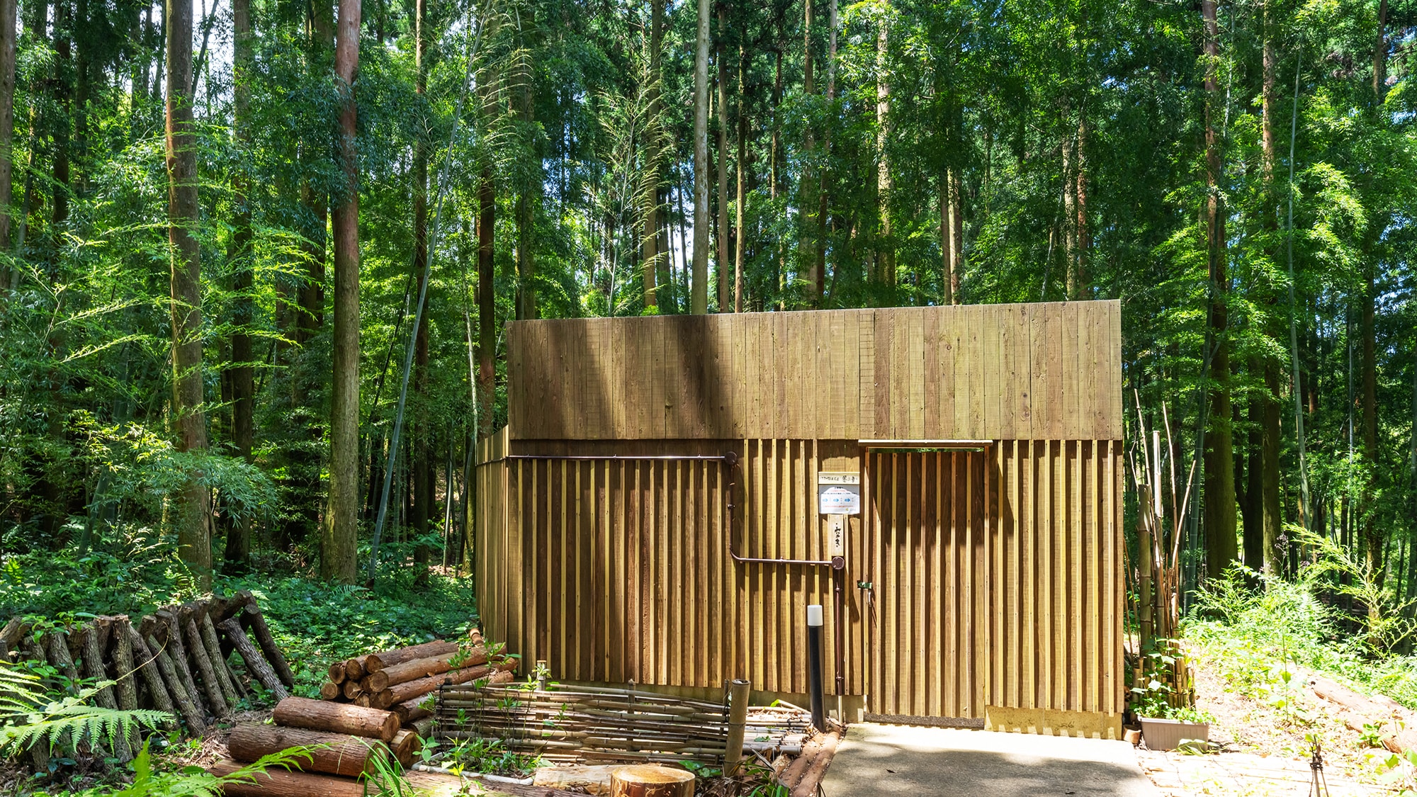 Pemandian pribadi terbuka di hutan bambu. Rasakan hembusan alam di pemandian udara terbuka dan nikmati momen penyembuhan yang dibawa oleh angin sepoi-sepoi.