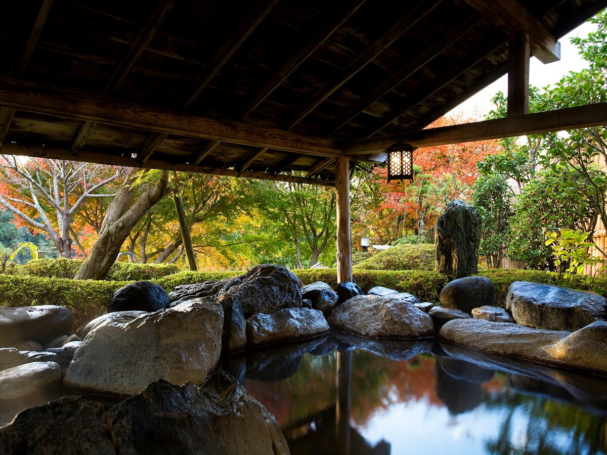 "Wish Bath" during autumn foliage (late November to early December)