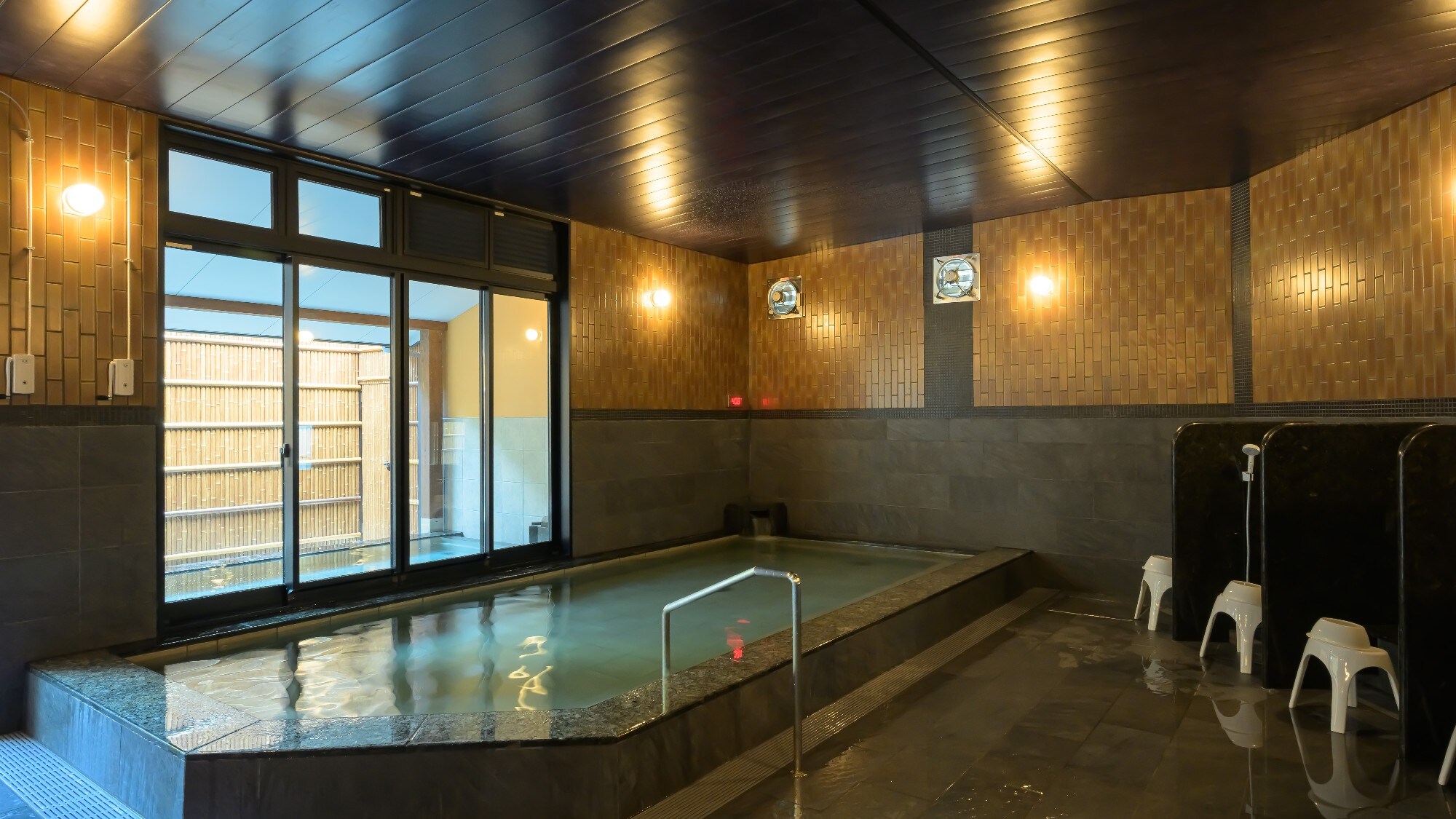 วาชิโนะยุเป็นโรงอาบน้ำสาธารณะขนาดใหญ่ที่ได้รับความนิยมจากชาวเมืองมาตั้งแต่สมัยโบราณ และสร้างขึ้นด้วยหินหนัก