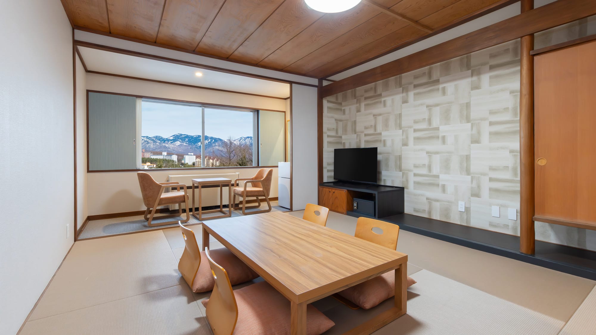 <Dự kiến nâng cấp vào tháng 12 năm 2025> Phòng kiểu Nhật (10 chiếu tatami) Một phòng kiểu Nhật với sự ấm áp của gỗ và mùi thơm dễ chịu của chiếu tatami.