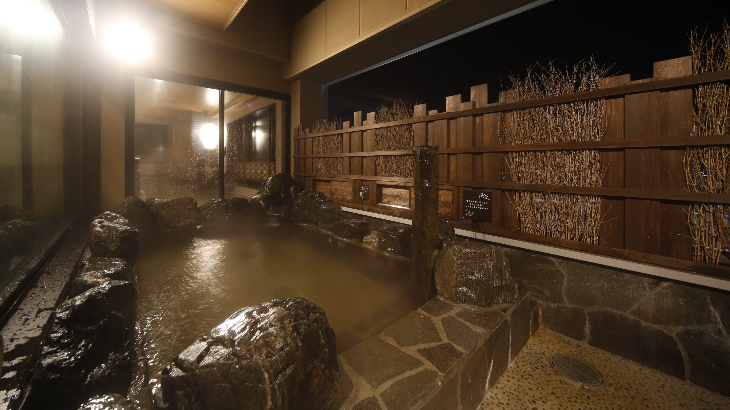 ◆ Men's large communal bath ≪Natural hot spring southern hot spring≫ Open-air bath (hot water temperature: 41-42 ℃)