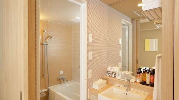 Kamar mandi, wastafel, dan toilet adalah tipe terpisah dan nyaman untuk rombongan (tidak termasuk double dan deluxe twin)