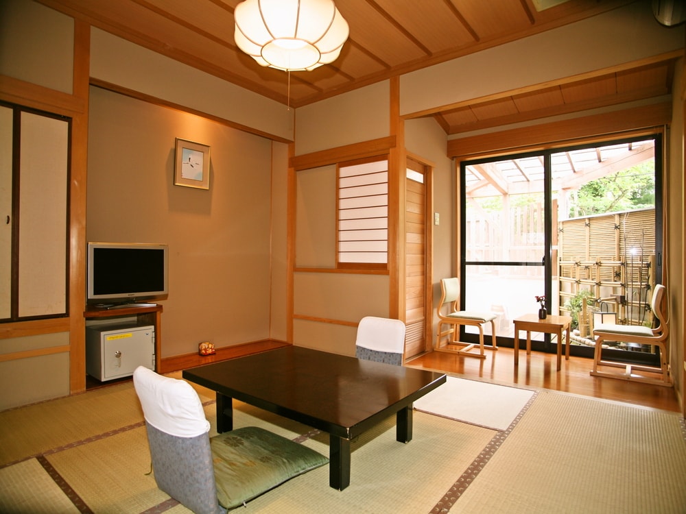 Guest room with open-air cypress bath