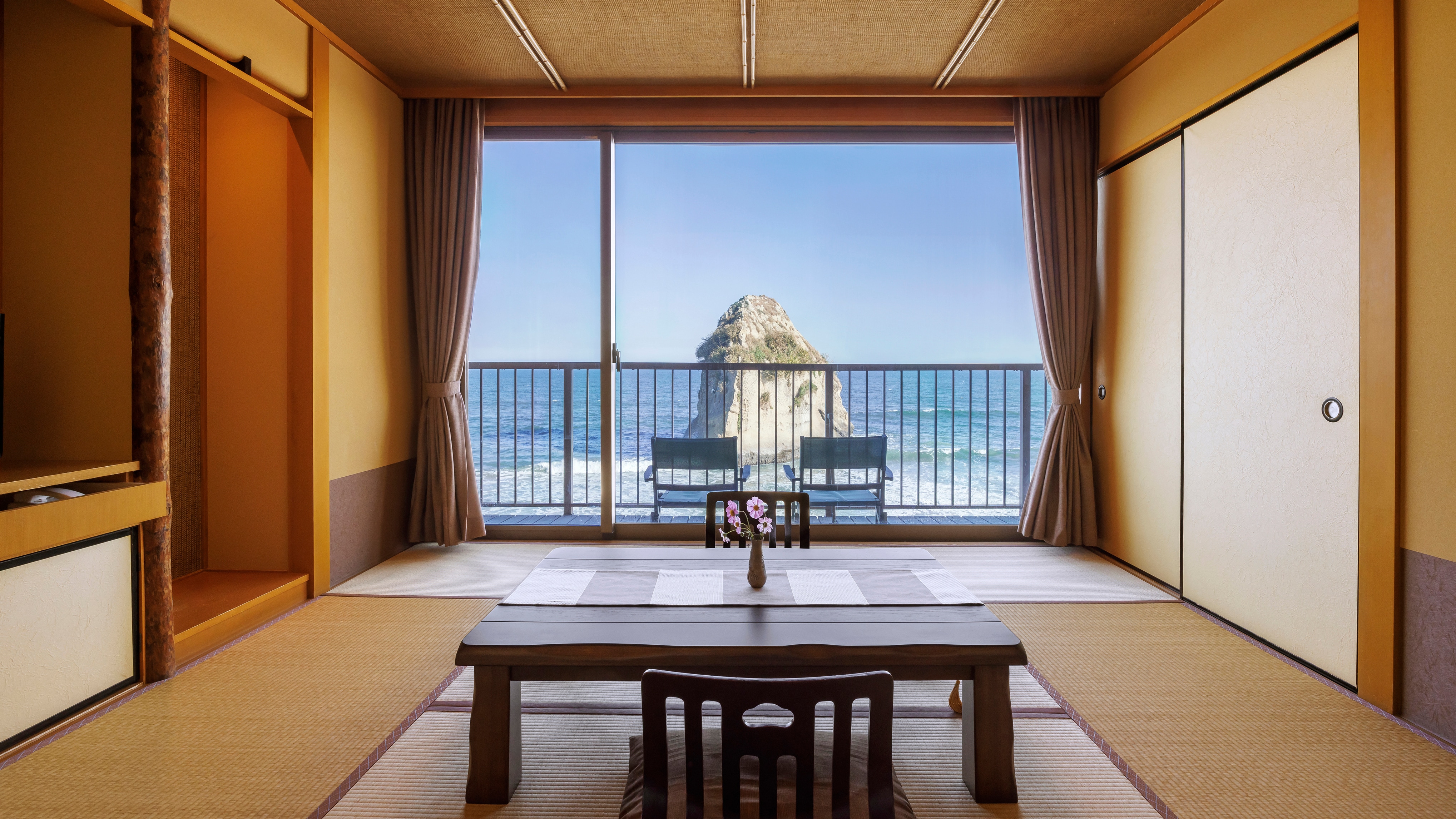 The room is 8 tatami mats in size and has a balcony with a nice view. It's not large, but you can go outside and enjoy the ocean breeze.