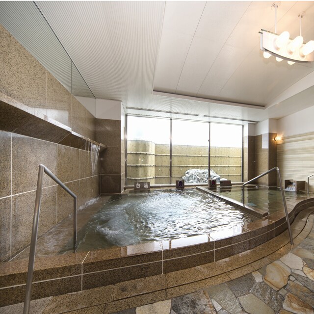 ★ Large communal bath (plain hot water jacuzzi)