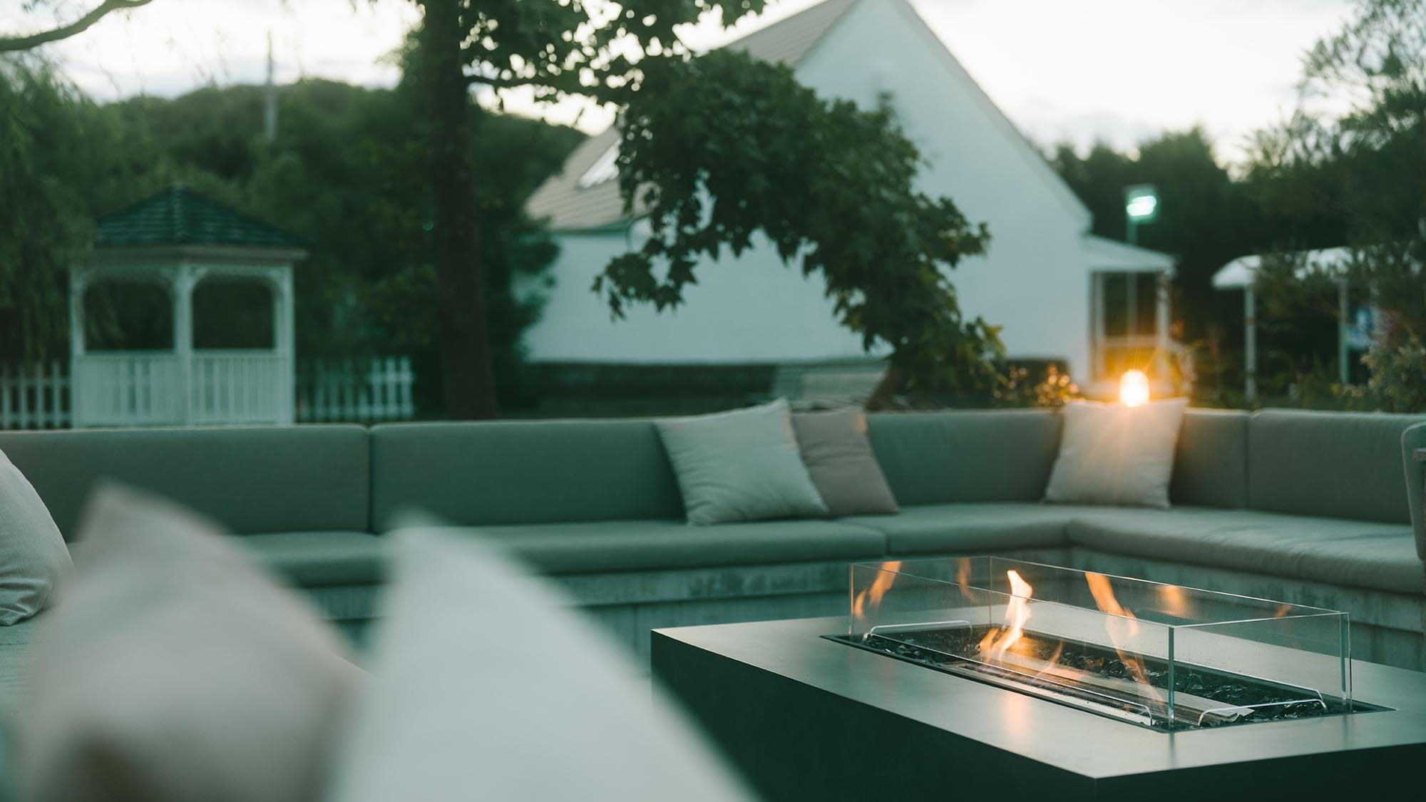 [Fire Lounge] A place where you can feel the nature, surrounded by an open waterside garden.