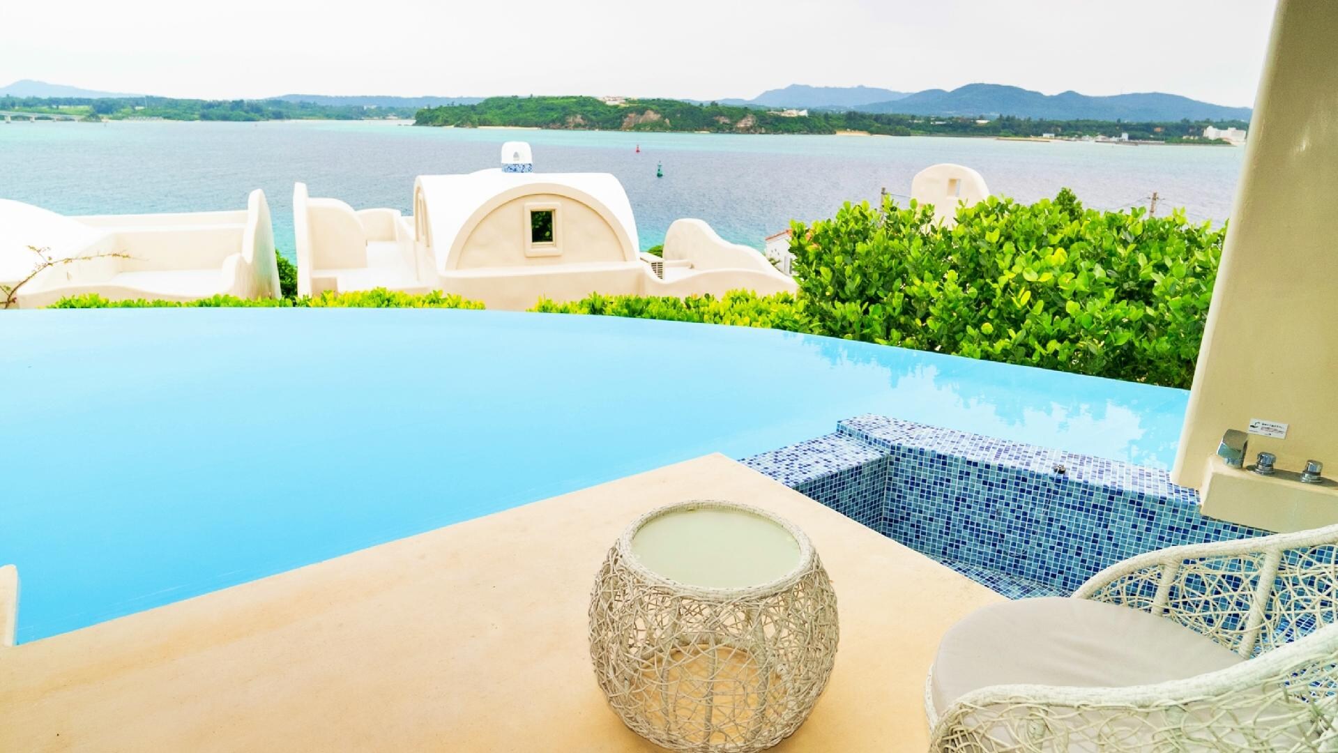 [Premium Suite Building/Milos] There is an open-air bath with an ocean view and a gazebo on the rooftop.
