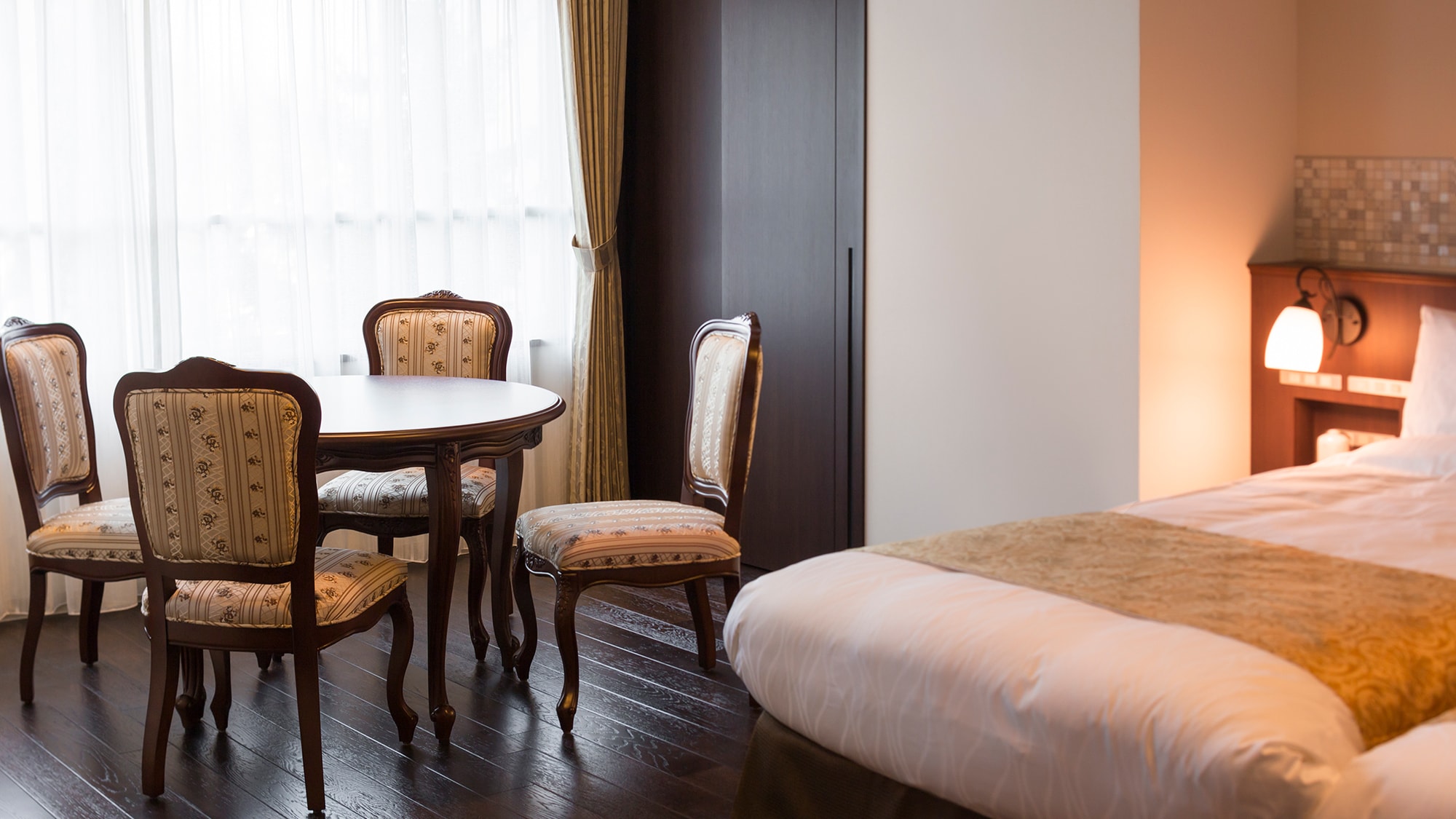 [Taisho Romantic Twin Room Example] This is the perfect place for tea time after your arrival or for a pleasant chat before going to sleep.